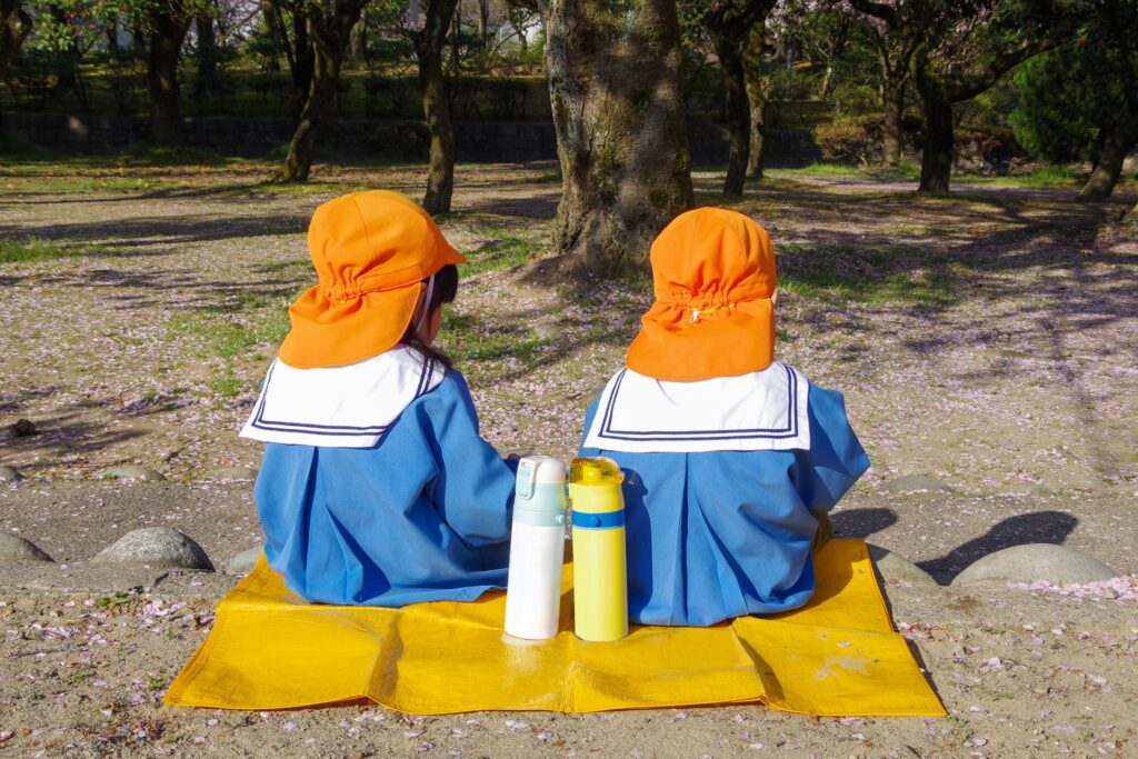 子どもと水筒の写真