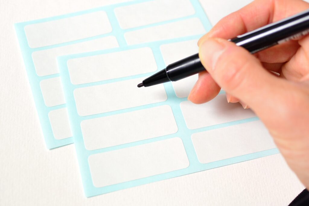 名前シールとペン