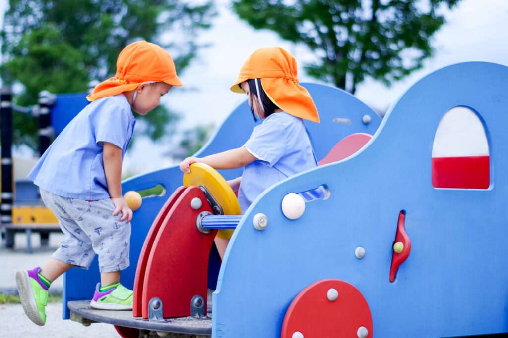 公園で遊ぶ子ども