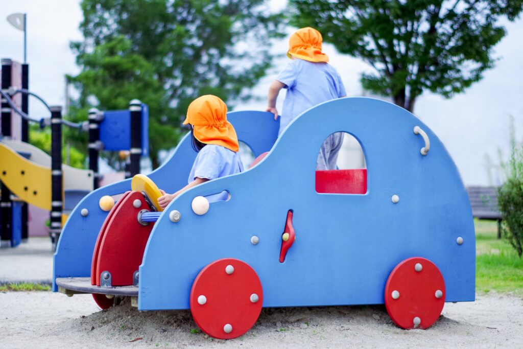 遊具で遊ぶ幼稚園の子どもたち